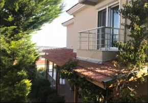 Çeşme merkezde,deniz-sakız manzaralı Bahçeli villa